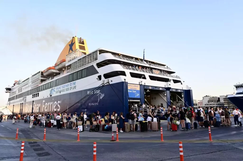 Πειραιάς: Γεμάτα αναχωρούν τα πλοία για τα νησιά – Όπου «φύγει φύγει» οι Αθηναίοι