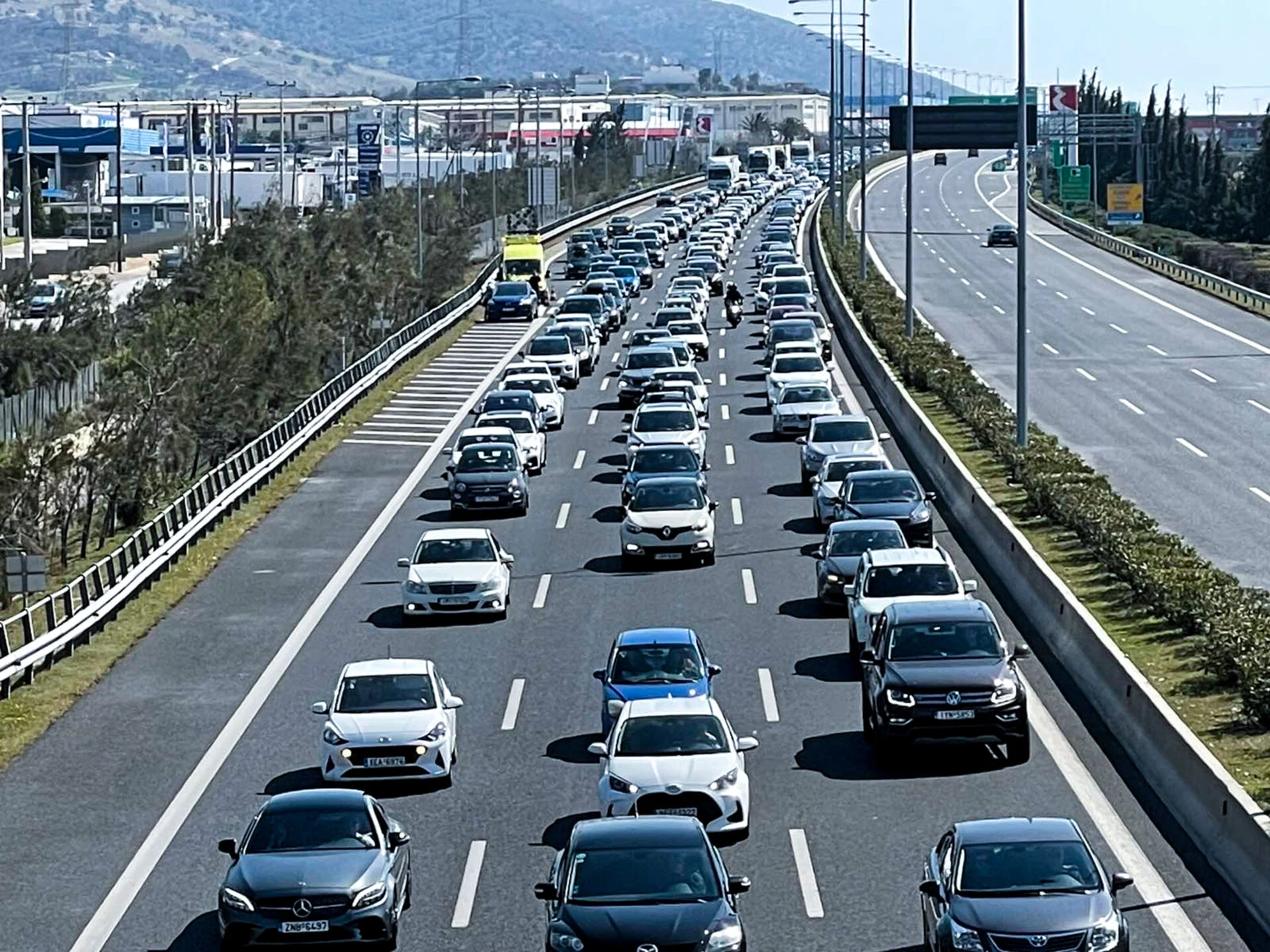 Αττική Οδός: Στις φλόγες όχημα στο ρεύμα προς Αεροδρόμιο