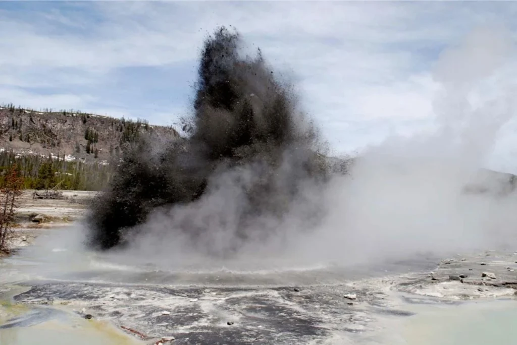 ΗΠΑ: Η ξαφνική έκρηξη του πίδακα στο πάρκο Yellowstone τρόμαξε τους επισκέπτες (βίντεο)