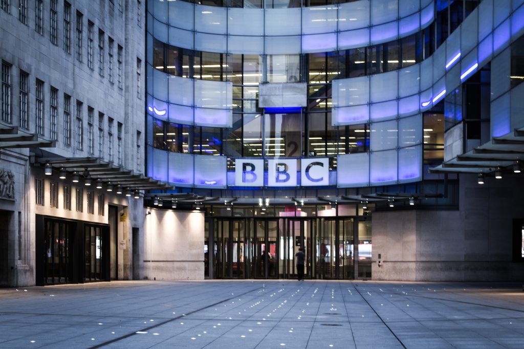 BBC: Νέες περικοπές θέσεων εργασίας στον βρετανικό κρατικό φορέα τηλεόρασης