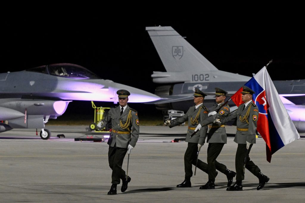 Ξεκίνησαν οι παραδόσεις F-16 στην Σλοβακία