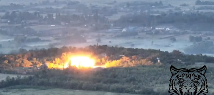 Ρωσικές FAB βομβαρδίζουν οχυρωμένη περιοχή των ουκρανικών Ενόπλων Δυνάμεων στο Τίκχε (βίντεο)