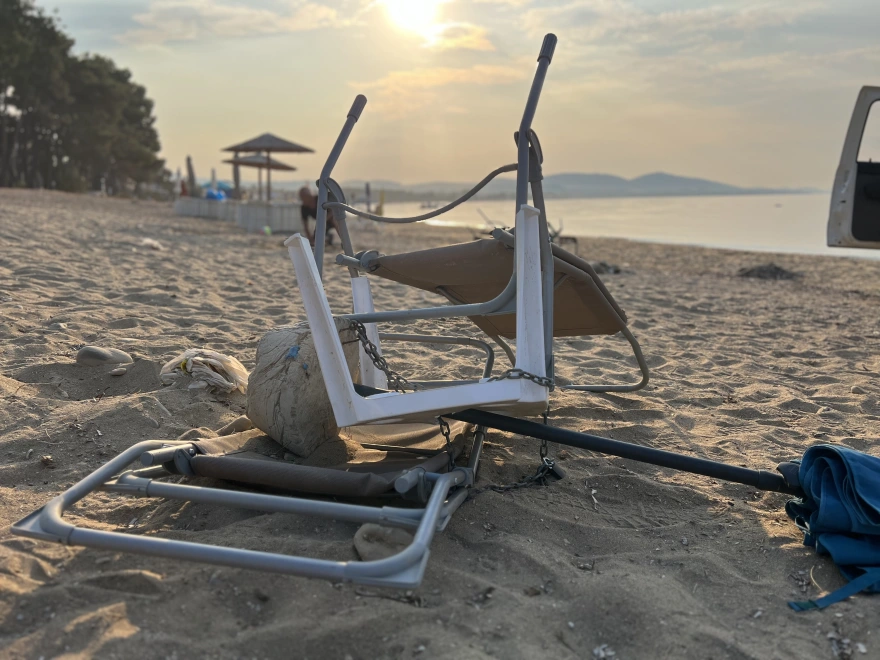 Χαλκιδική: Απομακρύνθηκαν πάνω από 100 ομπρέλες και ξαπλώστρες στην παραλία των Καλυβών