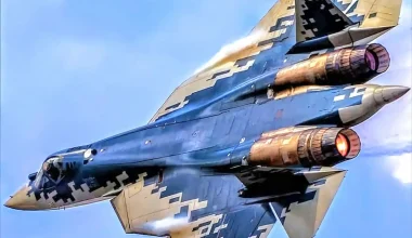 Oι ελιγμοί και ο ιδιαίτερος ήχος του Su-57 (βίντεο)