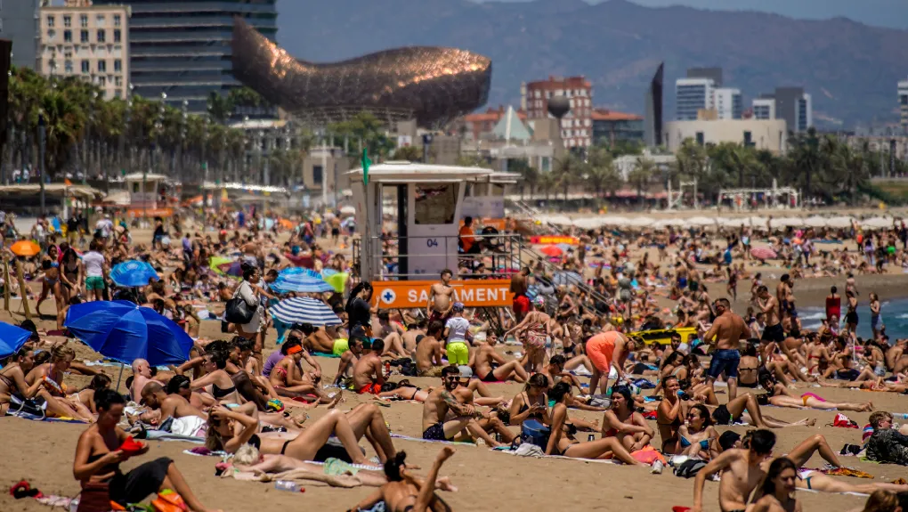 Βαρκελώνη: «Δεν μπορούμε να απορροφήσουμε την απεριόριστη τουριστική αύξηση – Χρειάζονται όρια» λέει ο δήμαρχος