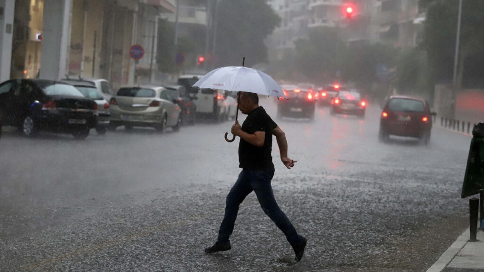 Αεροχείμαρρος φέρνει επικίνδυνες καταιγίδες και πτώση της θερμοκρασίας – Ποιες περιοχές θα επηρεαστούν