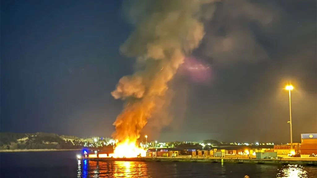 Πυρκαγιά σε εμπορευματοκιβώτιο με επικίνδυνα υλικά στο λιμάνι του Πειραιά