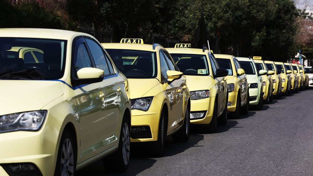 Υποχρεωτικό το POS στα ταξί: «Έρχεται» ειδική σήμανση – Πρόστιμο 1.000 ευρώ στους παραβάτες