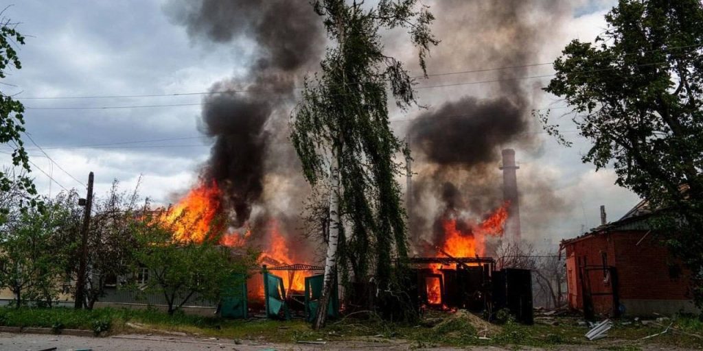 «Φλέγεται» το Βοβτσάνσκ από τα ρωσικά πυρά (βίντεο)