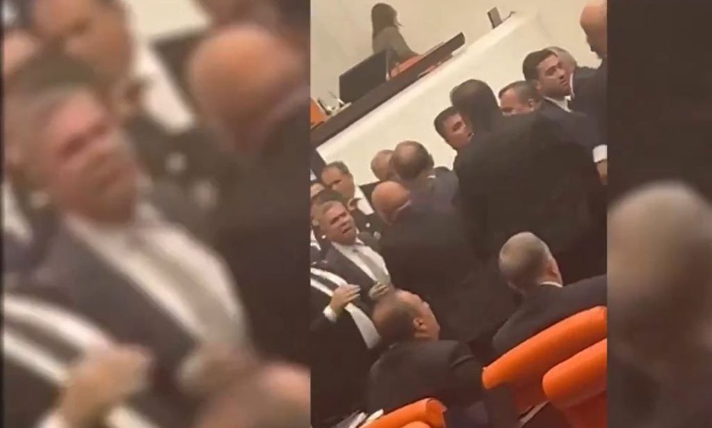 Σε ρινγκ μετατράπηκε η τουρκική βουλή: Όλοι εναντίον όλων με κλωτσιές και μπουνιές (βίντεο)