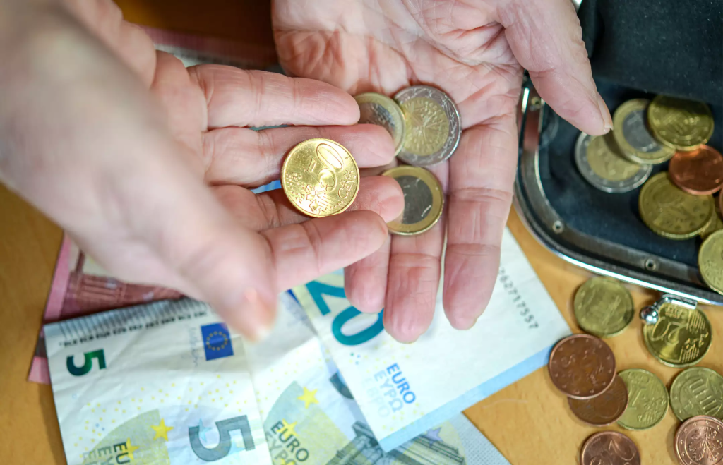 Αυτοί είναι οι συνταξιούχοι που θα λάβουν επίδομα από 100 έως 200 ευρώ – Πότε θα καταβληθεί