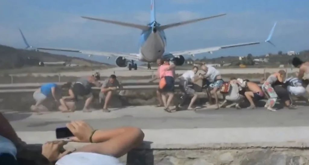 Τα επικίνδυνα παιχνίδια των τουριστών στο αεροδρόμιο της Σκιάθου! (βίντεο)