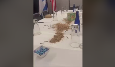 Διαδηλωτές υπέρ της Παλαιστίνης έβαλαν σκουλήκια στο τραπέζι του Μ.Νετανιάχου (βίντεο) 