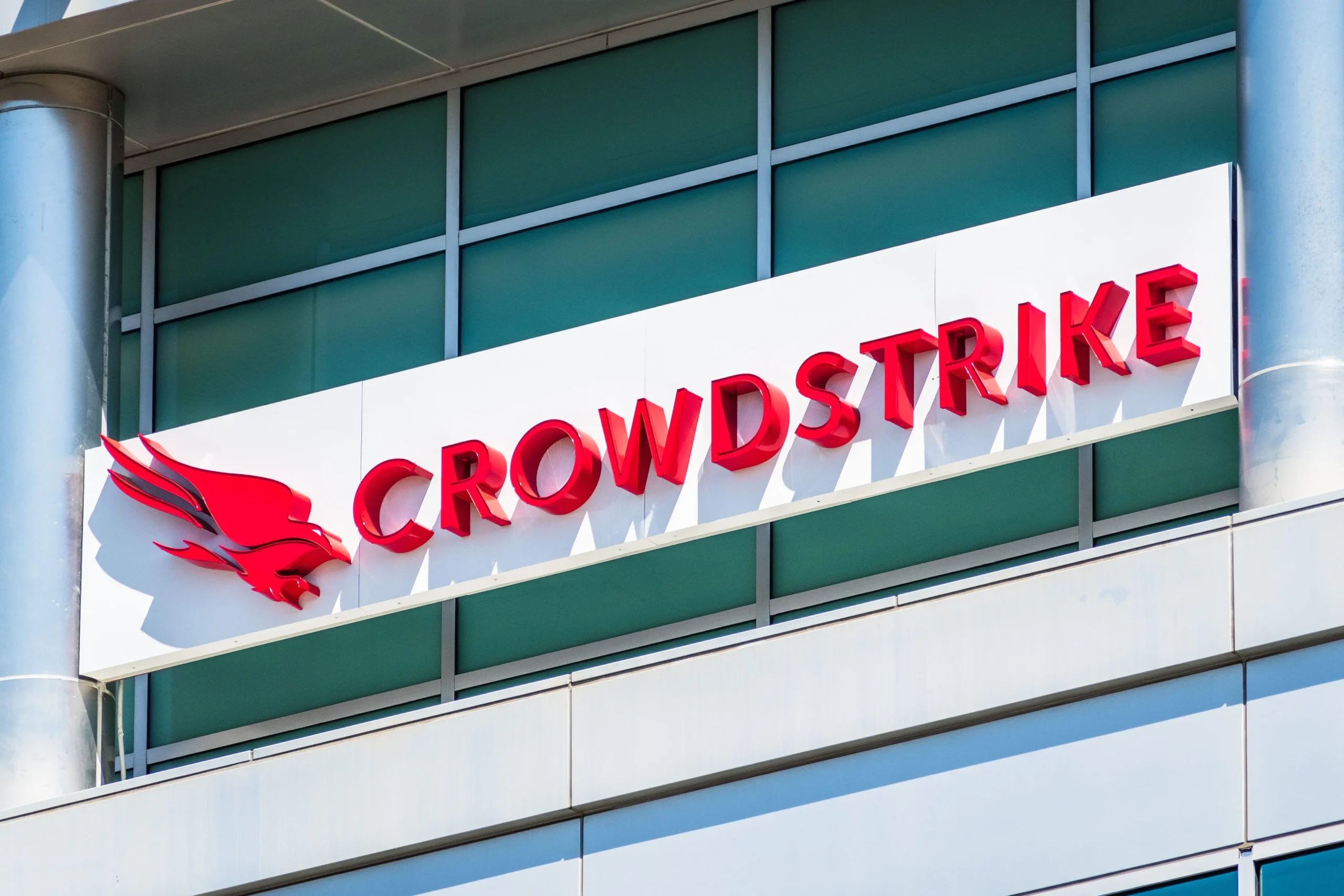 CrowdStrike: Ένα σφάλμα στη διαδικασία ποιοτικού ελέγχου προκάλεσε το μαζικό «μπλακ άουτ» 