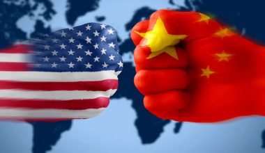 Η ΕΕ θα ωφεληθεί από τον «εμπορικό πόλεμο» του Ντ.Τραμπ στην Κίνα – Τι λέει πρώην αξιωματούχος των ΗΠΑ