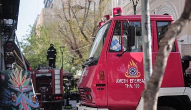 Στις φλόγες αμάξι στο κέντρο της Αθήνας – Μεγάλη κινητοποίηση της Πυροσβεστικής