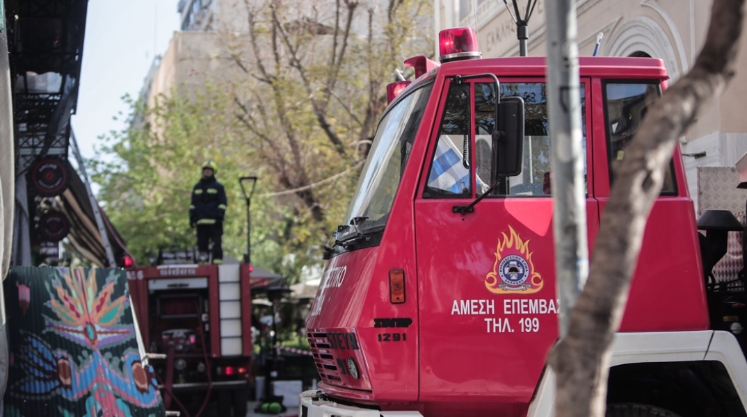 Στις φλόγες αμάξι στο κέντρο της Αθήνας – Μεγάλη κινητοποίηση της Πυροσβεστικής