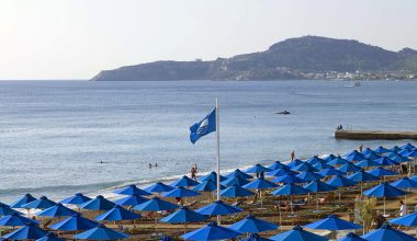 «Γαλάζια σημαία»: Αφαιρέθηκε από 23 αναγνωρίσιμες ελληνικές παραλίες