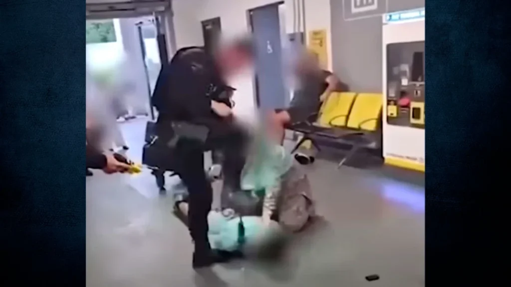 Βρετανία: Η στιγμή που αστυνομικός ξυλοκοπεί άγρια άνδρα – Τον πάτησε στο κεφάλι (βίντεο)