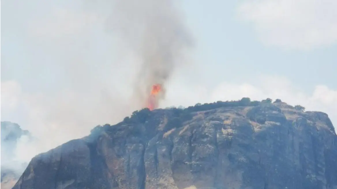 Ξέσπασε πυρκαγιά στα Μετέωρα – Στην περιοχή πνέουν ισχυροί άνεμοι