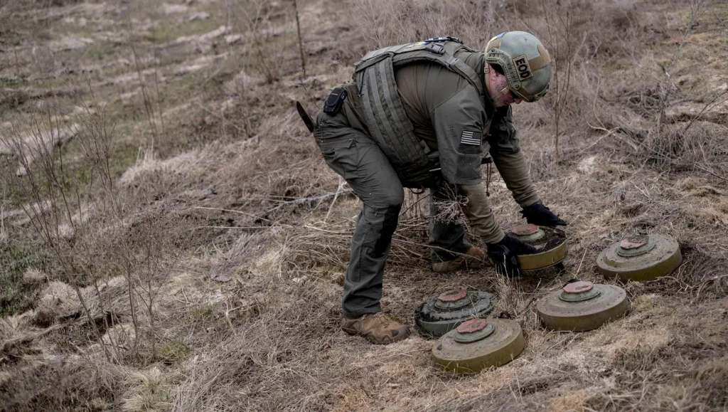 Ουκρανία: Ρώσος στρατιώτης εκκαθαρίζει οχυρωμένη ουκρανική θέση με αντιαρματική νάρκη (βίντεο)
