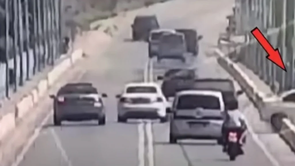 Τουρκία: Ξεκληρίστηκε οικογένεια όταν το αυτοκίνητό τους έπεσε από γέφυρα – Βίντεο ντοκουμέντο 