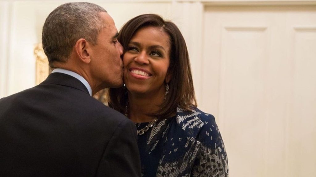Με «βαριά» καρδιά και με «στημένο» βίντεο το ζεύγος Ομπάμα ανακοίνωσε τη στήριξή του στην Καμάλα Χάρις