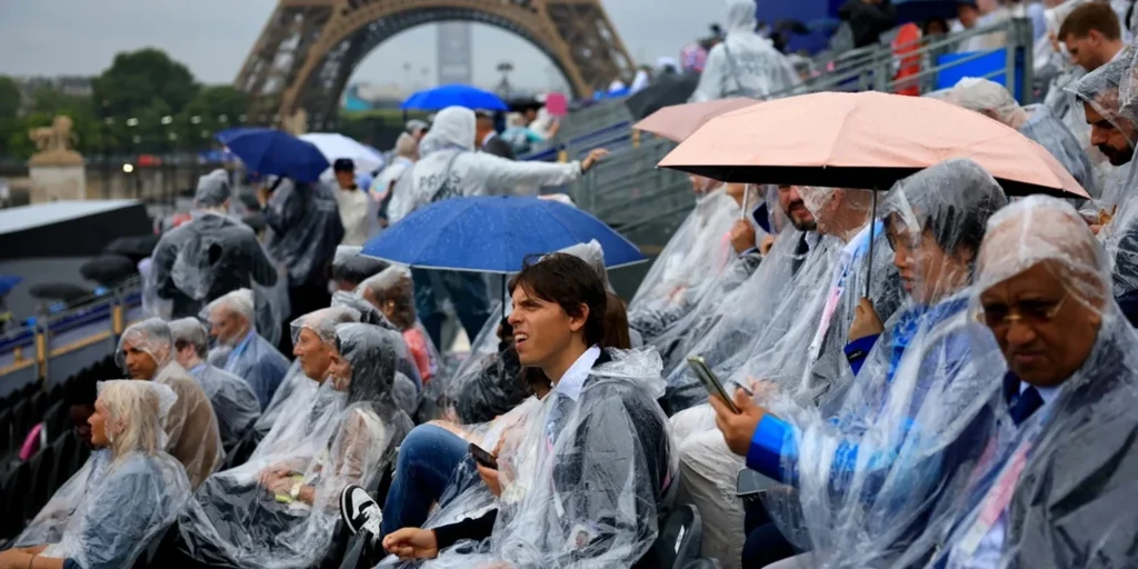 Ολυμπιακοί Αγώνες 2024: Άρχισε να βρέχει στην τελετή έναρξης και «βγήκαν» οι ομπρέλες (φωτο)