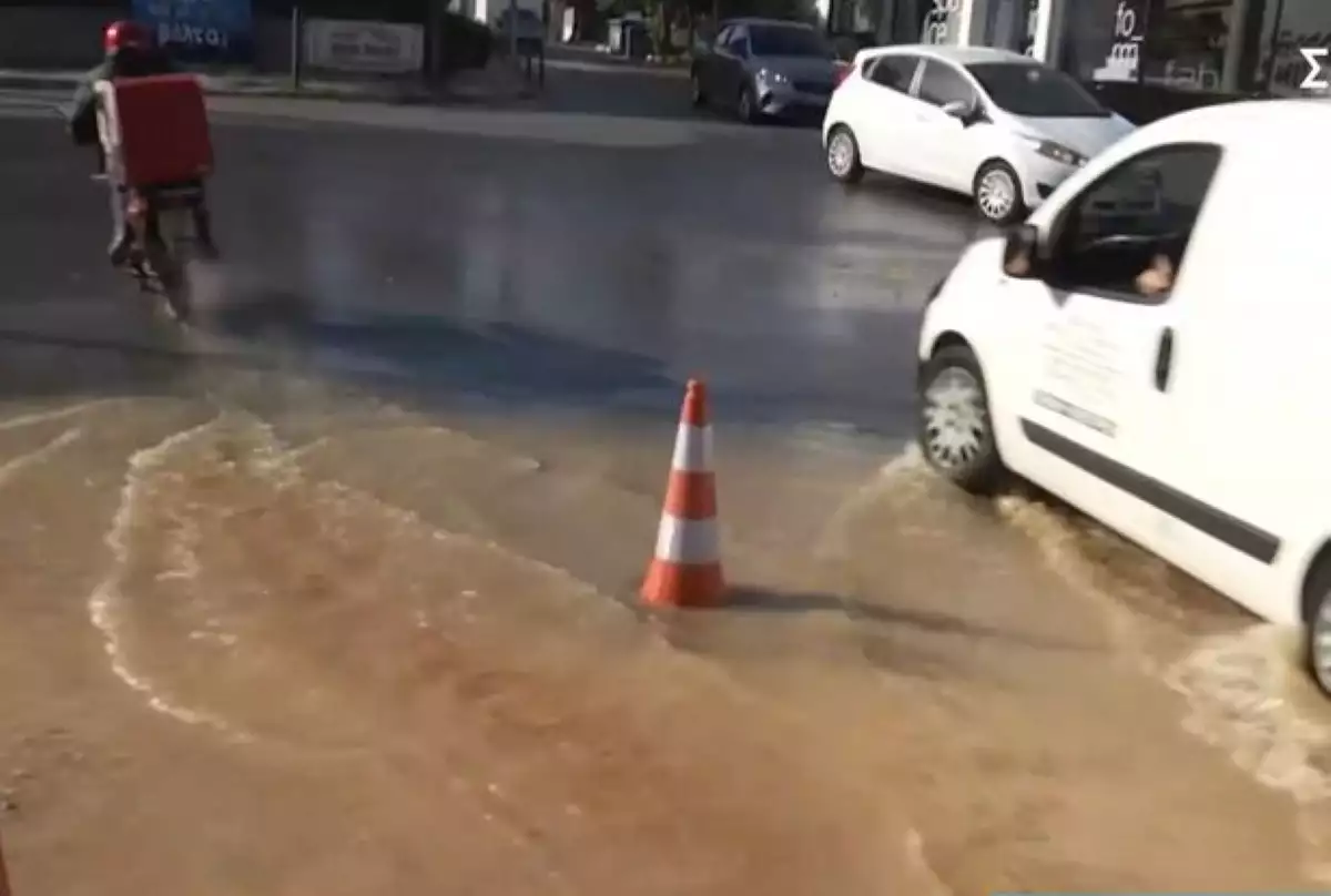 Πειραιάς: Διακοπή κυκλοφορίας λόγω ζημιάς σε αγωγό στην οδό Τσαμαδού