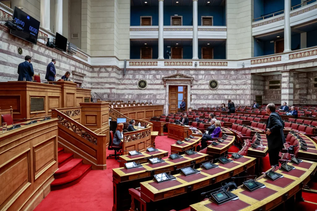 Βουλή: Αντιδράσεις «γαλάζιων» βουλευτών για το «πόθεν έσχες» που ξεπλένει το «μαύρο χρήμα»