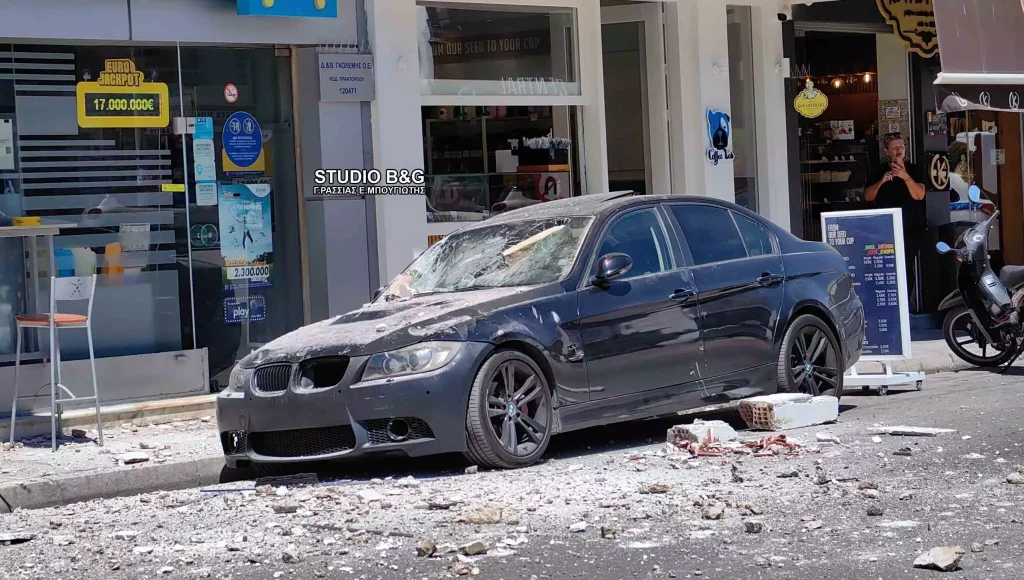 Ναύπλιο: Κατέρρευσε μπαλκόνι πάνω σε αυτοκίνητα – Δείτε βίντεο 