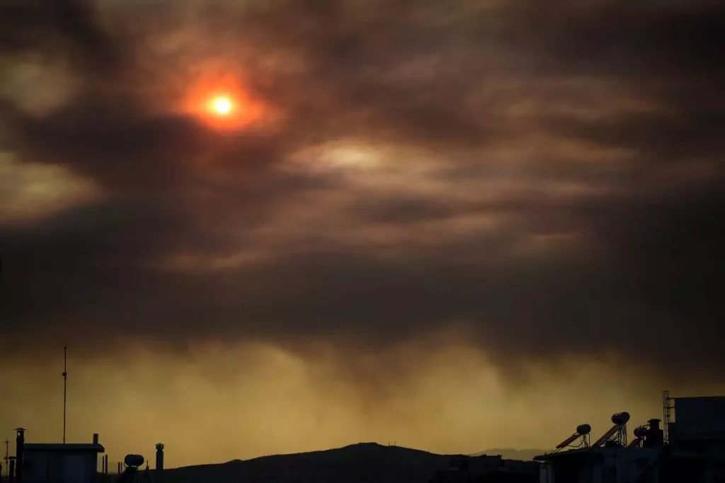 Μέχρι το Μυρτώο πέλαγος έφτασε ο καπνός από τη φωτιά στην Εύβοια – Δορυφορική εικόνα (βίντεο)