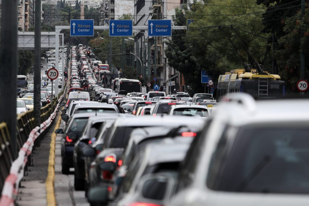 Λιμάνι Πειραιά: Μποτιλιάρισμα και καθυστερήσεις απο τους αδειούχους του Αυγούστου