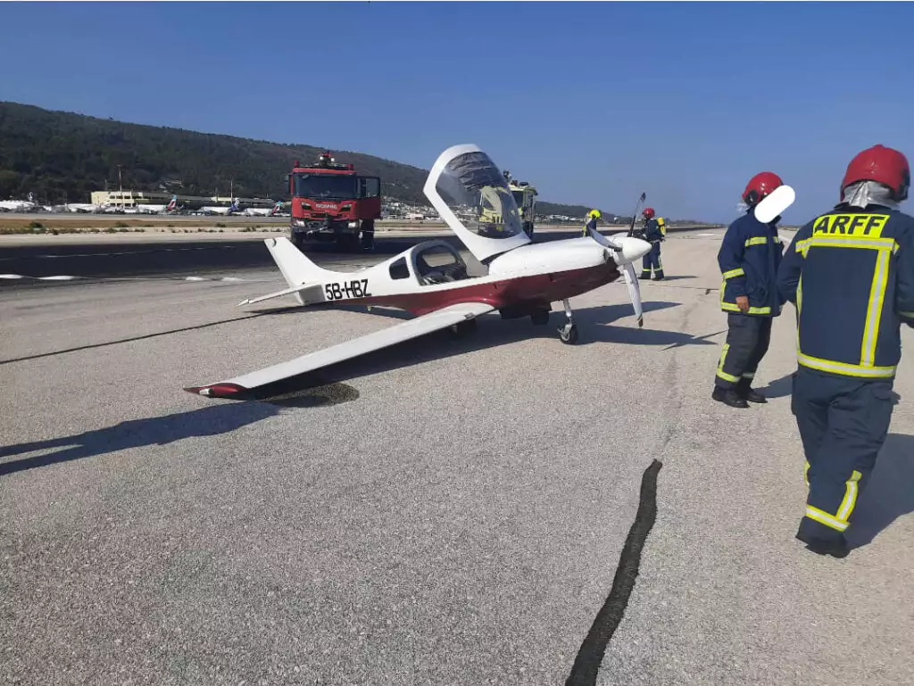 Ρόδος: Αναγκαστική προσγείωση πραγματοποίησε μονοκινητήριο αεροσκάφος (φωτο) (upd)