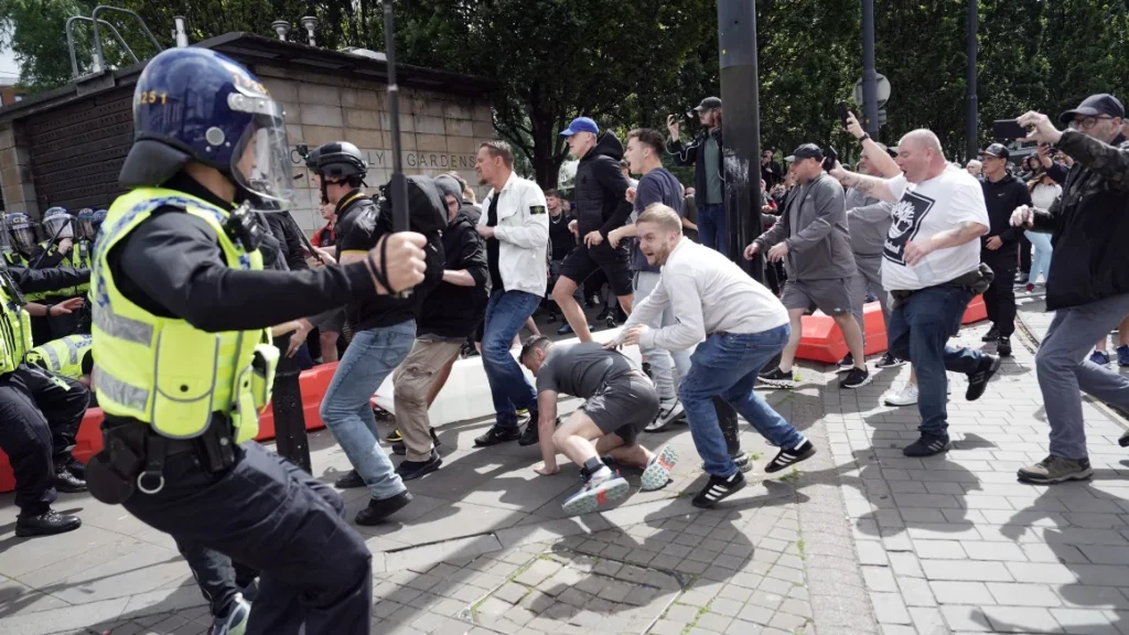 Οι Βρετανοί αστυνομικοί κατόπιν διαταγής του Κ.Στάρμερ συλλαμβάνουν… γηγενείς Βρετανούς που διαμαρτύρονται για την σφαγή των τριών κοριτσιών από έγχρωμο