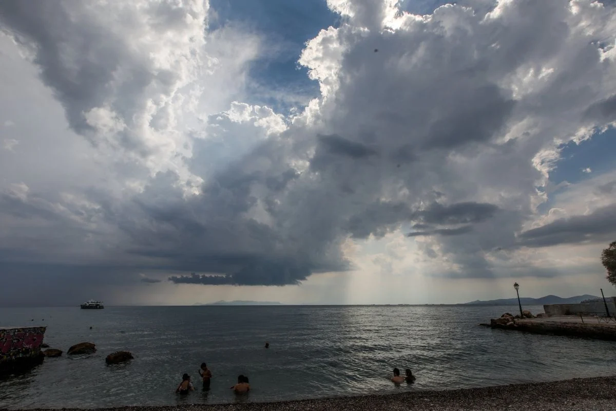 Καιρός: Έως τους 38 βαθμούς αύριο η θερμοκρασία – Που θα βρέξει