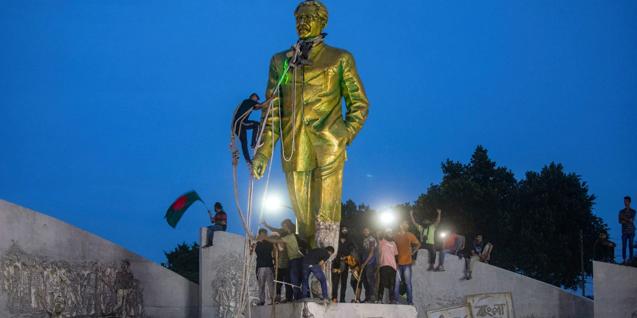 Επεισόδια στο Μπανγκλαντές: Διαδηλωτές εισέβαλαν στην κατοικία της πρωθυπουργού που εγκατέλειψε τη χώρα 