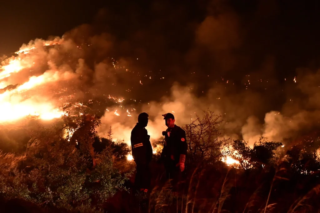 Απίστευτες εικόνες από την μάχη των «δασοκομάντο» με τις πυρκαγιές στην Εύβοια (βίντεο)