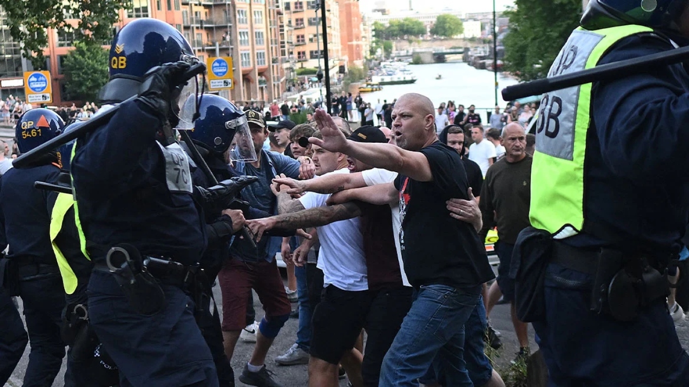 Συλλήψεις με εντολή του Κ.Στάρμερ για να μειωθούν οι διαδηλώσεις, αλλά οι πολίτες βγαίνουν στους δρόμους – Το αστυνομικό «Salam Alaikum»