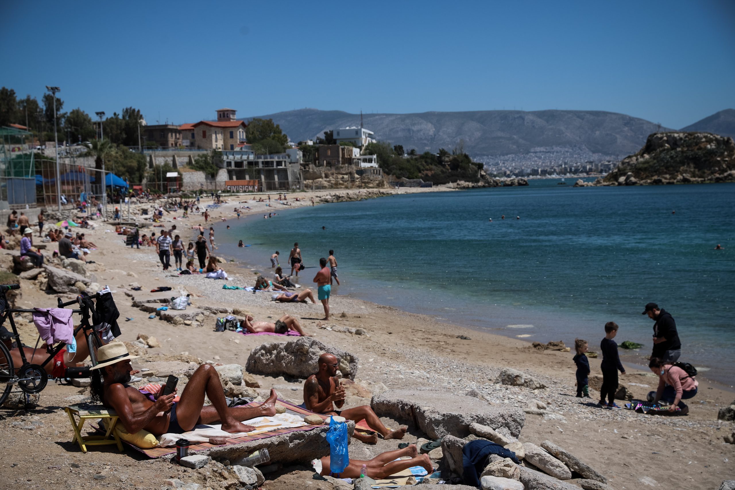 Από πολύ νωρίς το πρωί γεμίζουν με κόσμο οι παραλίες στην Αττική (βίντεο)