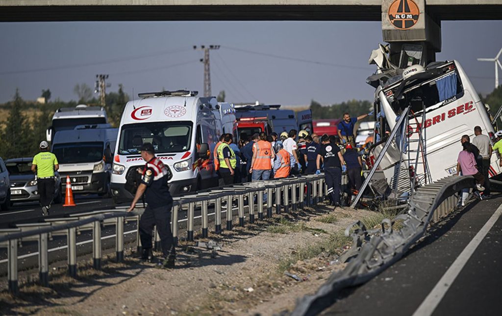 Λεωφορείο στην Τουρκία καρφώθηκε σε γέφυρα – 9 νεκροί και 26 τραυματίες (βίντεο)