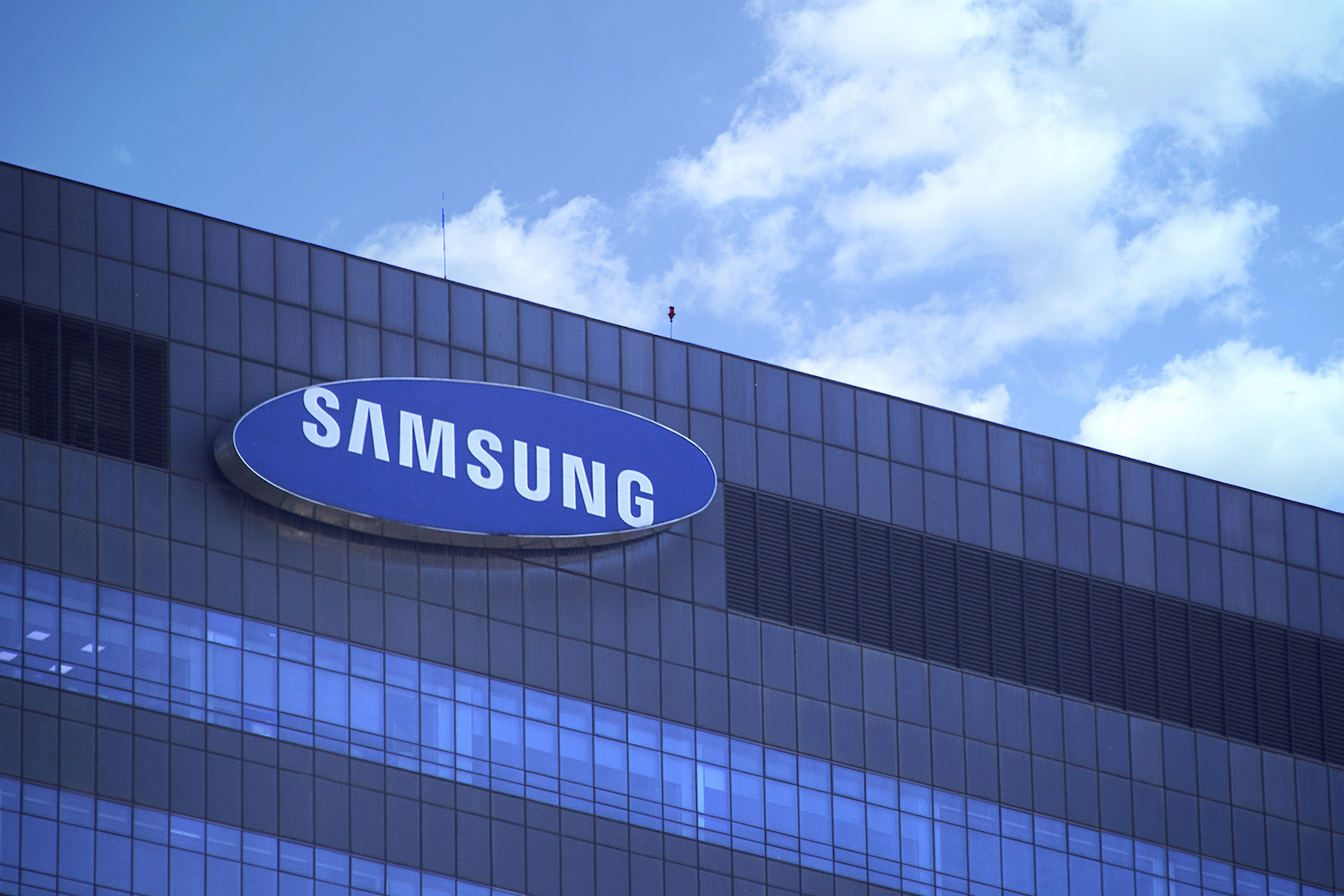 Samsung: Ανάκληση για πάνω από 1 εκατομμύριο φούρνους λόγω κινδύνου πυρκαγιάς