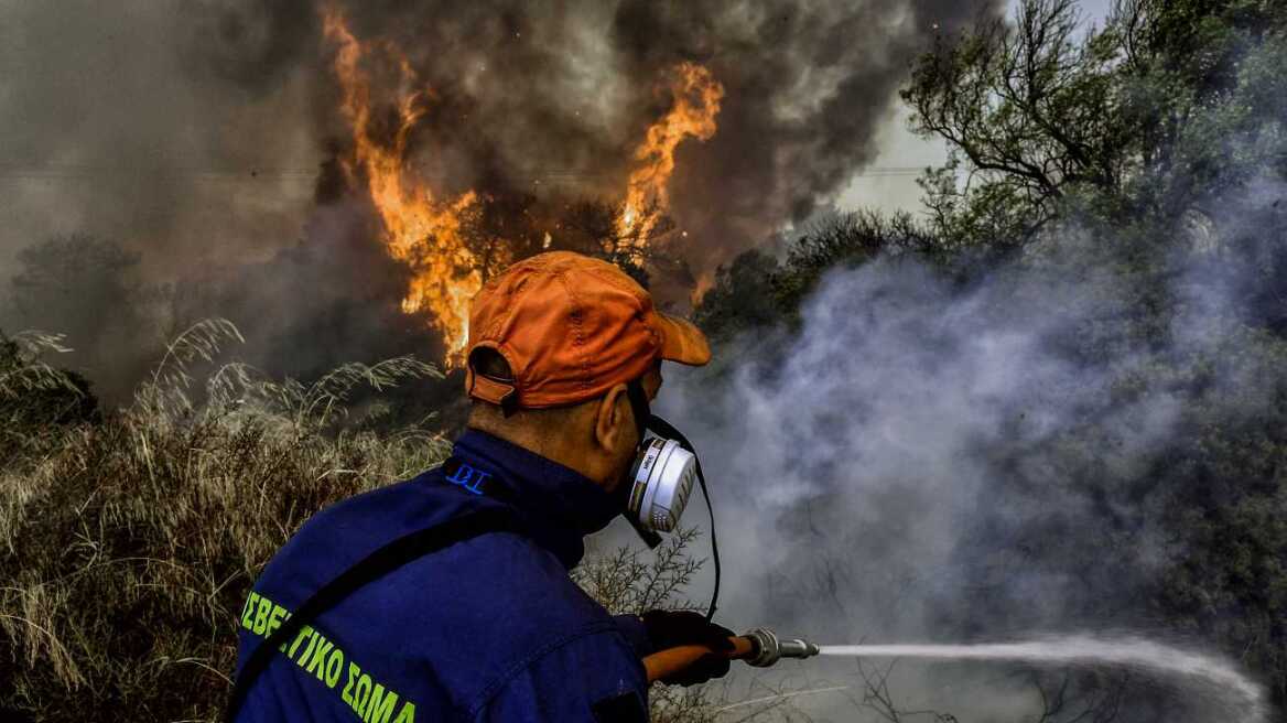 Φωτιά και μήνυμα για εκκένωση στα Μέγαρα, Βαρνάβα, Φιλιάτες και Λαγκαδά – Κοντά σε ναρκοπέδιο στην Θεσπρωτία