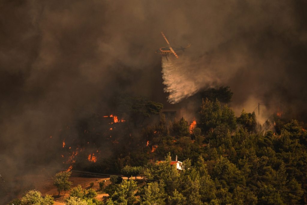 Εκκενώνεται και το Γραμματικό λόγω της μεγάλης φωτιάς στο Βαρνάβα 