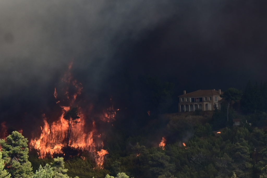 Βαρνάβας: Η φωτιά από τον καπνό κάλυψε απόσταση 100 χιλιομέτρων – Δείτε δορυφορική εικόνα