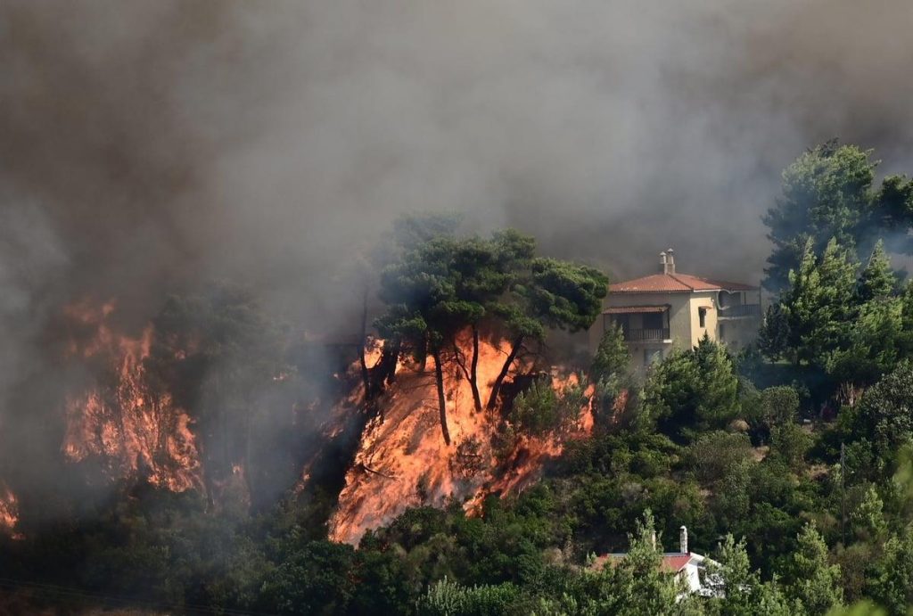 Ανεξέλεγκτη η φωτιά στον Βαρνάβα: Άνοιξαν οι χώροι του ΟΑΚΑ για τους κατοίκους των περιοχών που εκκενώθηκαν