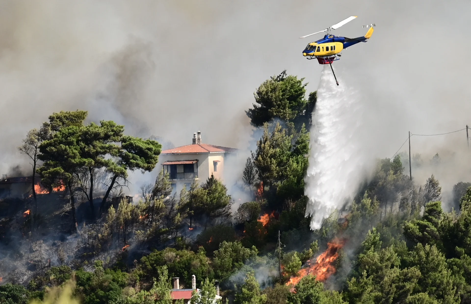 Η παραλία του Φλοίσβου «μαύρισε» από τους καπνούς της πυρκαγιάς στον Βαρνάβα (φωτο)