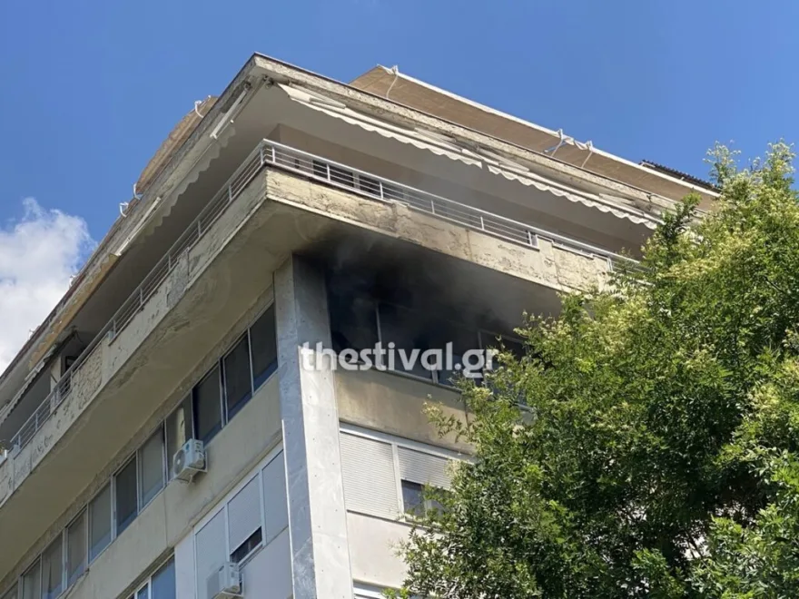 Θεσσαλονίκη: Πολυκατοικία τυλίχθηκε στις φλόγες – Δείτε φωτογραφίες 