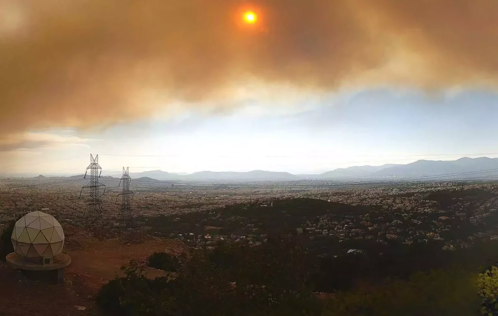 Πυρκαγιά στον Βαρνάβα: Οι καπνοί έφτασαν μέχρι την Αίγινα και τα Καλύβια (φωτο)