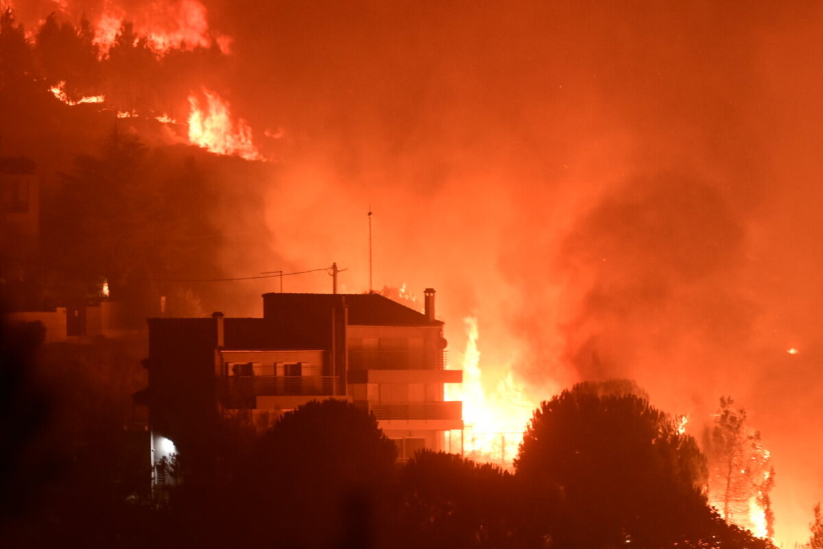 Σε απελπισία οι κάτοικοι της Αττικής: Εκκενώνονται ακόμα και η Διώνη και το Δαμάρασι στην Ραφήνα!